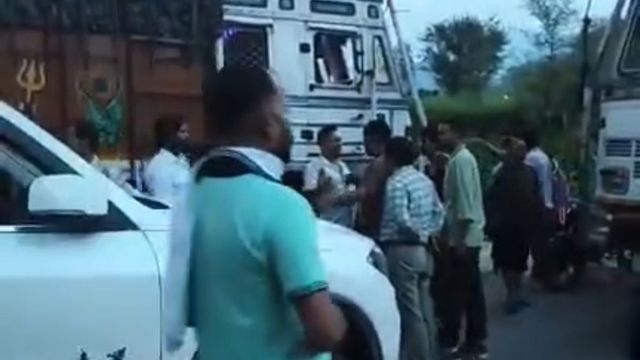मनाली हाईवे पर पर्यटकों और ट्रक चालक के बीच विवाद, गाड़ियों के शीशे तोड़े; बीच सड़क जमकर बवाल