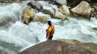 बड़ेथी ओपन टनल के निकट वरुणा नदी में बहे युवक को खोजती रेस्क्यू टीम।