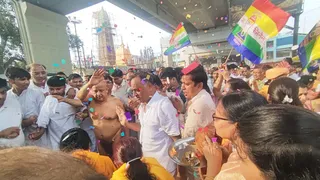 मेरठ में आचार्यश्री सौरभ सागर महाराज का के मंगल प्रवेश के मौके पर ब्रहमपुरी मेट्रो स्टेशन दिल्ली रोड पर उमड़े श्रद्धालु व अभिवादन स्वीकारते आचार्यश्री। जागरण