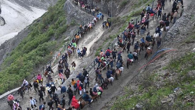 बाबा अमरनाथ यात्रा ने पार किया चार लाख का आंकड़ा, जम्मू से 4474 श्रद्धालु बालटाल मार्ग से रवाना

