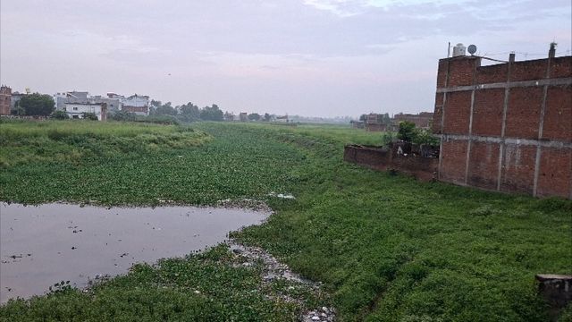 अंबेडकरनगर में नदी किनारे अवैध निर्माण पर अधिकारियों की अनदेखी, 16 वर्ष पहले आया था रोक लगाने का आदेश