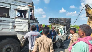 गोरखपुर लिंक एक्सप्रेसवे पर ट्रक-पिकअप की टक्कर में चालक समेत दो की मौत।