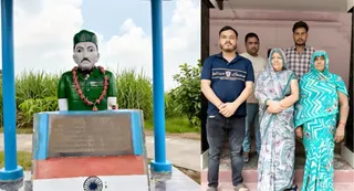 गांव में स्थापित बलिदानी दयाशंकर शुक्ला की प्रतिमा व परिवार।- जागरण