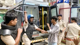 प्रदर्शनकारियों के साथ मारपीट करती पुलिस। फोटो जागरण