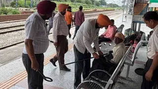 गुरदासपुर रेलवे स्टेशन पर पुलिस का चेकिंग अभियान। फोटो जागरण