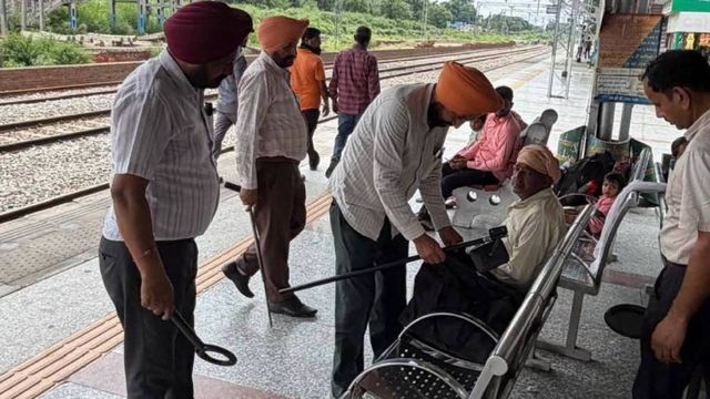 गुरदासपुर रेलवे स्टेशन पर पुलिस का चेकिंग अभियान, यात्रियों की सुरक्षा के लिए चप्पे-चप्पे की जांच