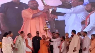 मैनपुरी पहुंचे सीएम योगी आदित्यनाथ का मंच पर किया स्वागत।
