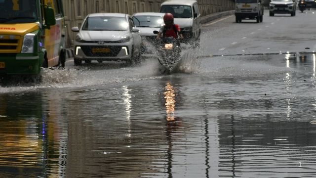 आधे घंटे की बारिश में खुली प्रशासन के दावों की पोल, जलभराव से डूबा यमुनापार का इलाका

