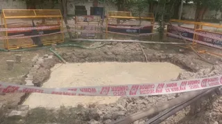 ग्रेटर नोएडा की कलाधाम सोसायटी में ग्रेटर नोएडा प्राधिकरण द्वारा खोदे गए एक गहरे गड्ढे में डूबने से एक मासूम बच्चे की मौत हो गई।