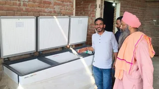 मिले संदिग्ध मास की जानकारी देते हुए।