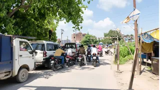 गुमटी बंद होने के कारण हरखौली ढाला पर इंतजार करते राहगीर। जागरण