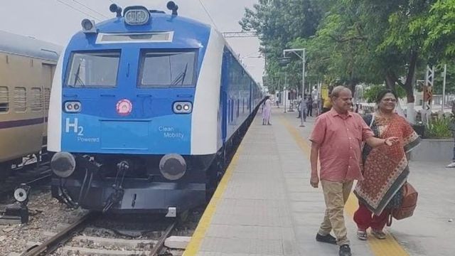 'सिर्फ 25 रुपये में ऐसा सफर कभी नहीं किया...', देश की पहली हाइड्रोजन ट्रेन देखने हैदराबाद से हरियाणा पहुंचा कपल
