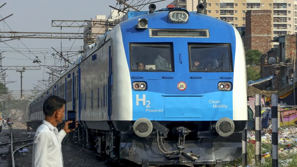 हाइड्रोजन ट्रेन ने 1200 किमी का सफर किया तय, तीन हजार लीटर डीजल के धुएं की जगह निकली भाप