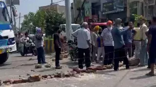 सड़क जाम कर प्रदर्शन करते हुए लोग।