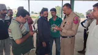 युवक की मौत मामले की जांच करते पुलिस अधिकारी। फोटो जागरण
