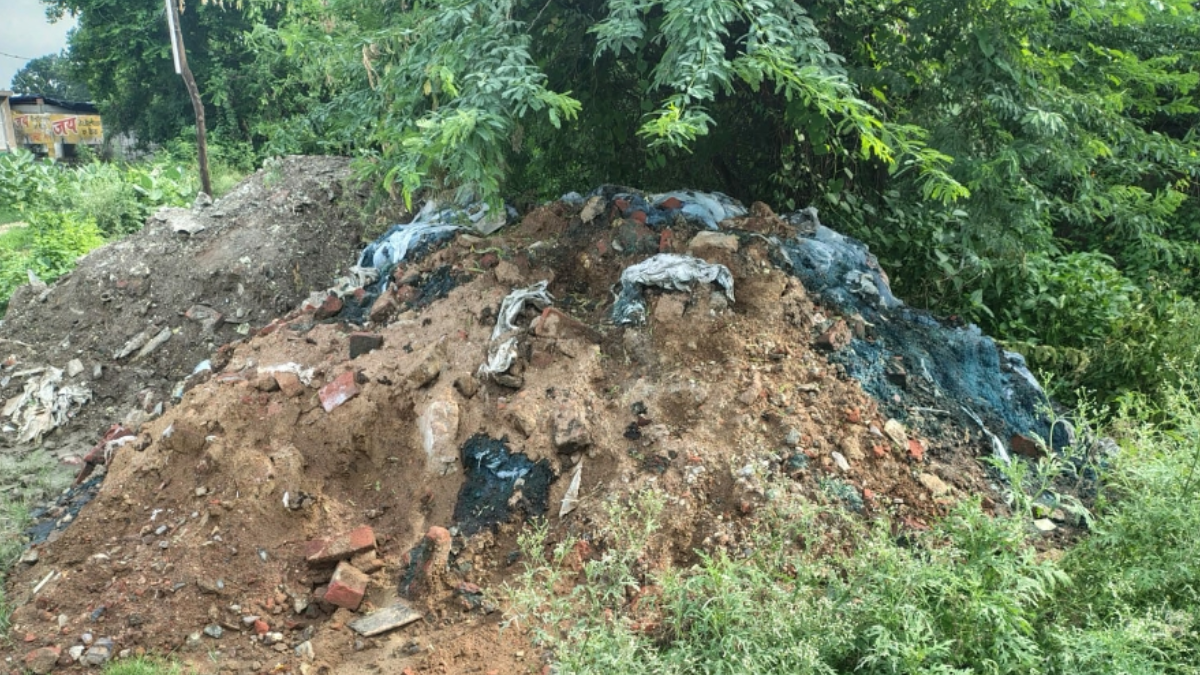 
कानपुर: पर्यावरण से खिलवाड़ और पाप छिपाने की साजिश, 8 किमी तक फेंका जहरीला कचरा; 2 दिन में निस्तारण के निर्देश
