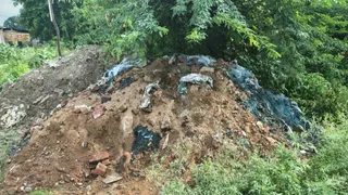 कानपुर में हाईवे के किनारे क्रोमियमयुक्त कचरा फेंका जा रहा।