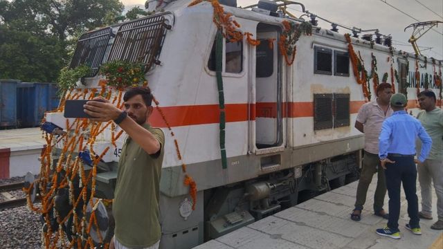 लखीमपुर स्टेशन पर उद्घाटन एक्सप्रेस के पहुंचते ही खिल उठे यात्रियों के चेहरे, अब बरेली और ऐशबाग का सफर होगा आसान
