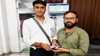 बनारस स्टेशन पर रेलवे कर्मचारियों ने लौटाया यात्री का खोया पर्स, ईमानदारी की मिसाल।