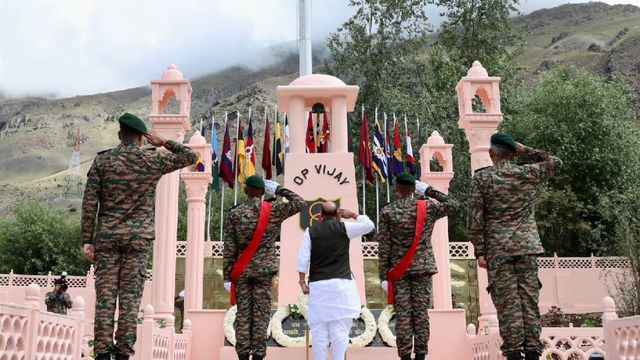 कारगिल विजय दिवस 2026: द्रास में गूंजी वीरों की गाथाएं, शहीदों को दी गई श्रद्धांजलि; हेलीकॉप्टर से कारगिल वार मेमोरियल पर पुष्प वर्षा 

