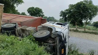 सड़क हादसे में गई युवती की जान।