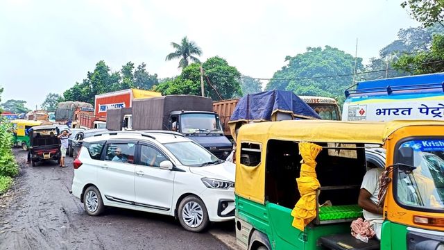 झारखंड-बंगाल मार्ग पर 50 घंटे से महाजाम: 10KM लंबी कतार में फंसे मरीज और छात्र, नर्क बनी एनएच-18 की स्थिति
