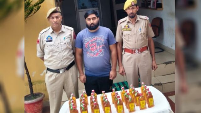 उधमपुर के चिनैनी में अवैध शराब तस्करी पर पुलिस की बड़ी कार्रवाई, 40 क्वार्टर जब्त
