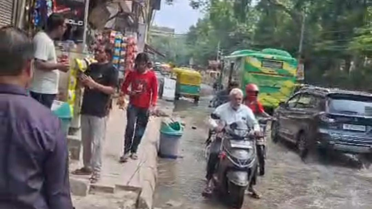बारिश हो या नहीं... मैदानगढ़ी के अनुपम एन्क्लेव की सड़कों पर हमेशा रहता है पानी, स्थानीय लोग परेशान
