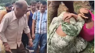चाेरी के शक में महिलाओं की पिटाई करते लोग।