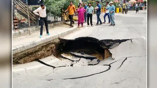 बरेली काॅलेज के पश्चिमी गेट के सामने तीन साल पहले बनी सड़क धंसी बनी सुरंग। जागरण