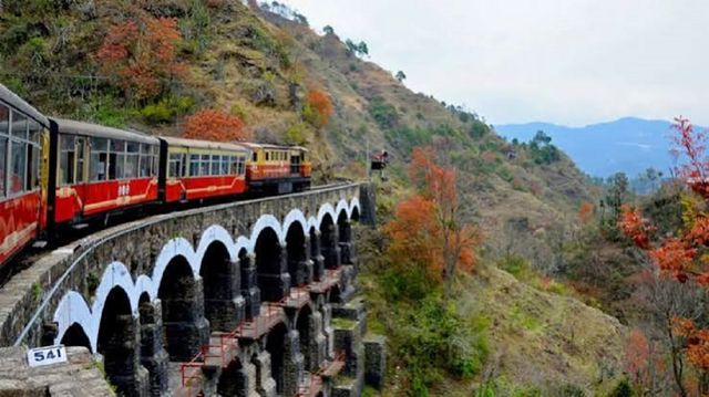 हर तीन किमी पर गैंगमैन की निगरानी, कालका-शिमला रेल मार्ग पर बढ़ाई सुरक्षा; मलबा या चट्टान गिरते ही पहुंचेगी सूचना
