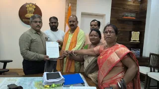 आसनसोल डीआरएम को ज्ञापन सौंपते भाजपा नेता जयप्रकाश सिंह और अन्य। (फोटो सौजन्य)