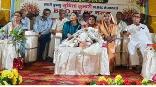 ग्रामीणों ने अपनी बहू को फूल-माला और अंगवस्त्र देकर सम्मानित किया। जागरण