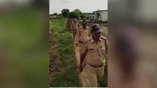 नोटिस तामील करने जाती वन विभाग की टीम व पुलिस।