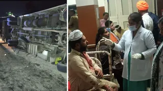 दियोटसिद्ध में दुर्घटनाग्रस्त बस व अस्पताल में उपचाराधीन घायल। जागरण