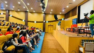 पतंजलि सिविल सर्विसेज अकादमी के चेयरमैन अवध ओझा अभ्यर्थियों को पढ़ाते हुए। साभार पतंजलि