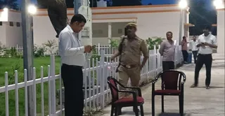 सदर तहसील परिसर में रेलिंग से टिके खड़े आइएएस रिंकू सिंह (बाएं)। जागरण