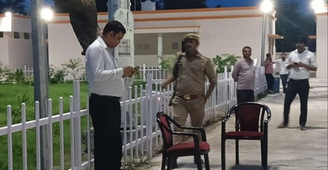 कार्यालय नहीं मिला तो सामान लेकर नए तहसील पहुंचे IAS रिंकू सिंह राही, बोले- कक्ष नहीं मिला तो गेट पर डाल दूंगा चारपाई
