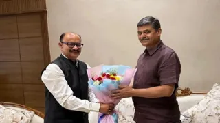 झारखंड के मुख्य सचिव अविनाश कुमार को गुलदस्ता भेंट करते बीसीसीएल सीएमडी मनोज अग्रवाल। (फोटो सौैजन्य)