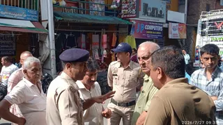 पंचरुखी बाजार में हुए विवाद के बाद लोगों से बात करती पुलिस।