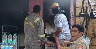 आग बुझाते दमकल कर्मी। जागरण