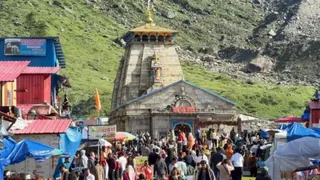 सावन के दूसरे सोमवार को केदारनाथ मंदिर परिसर में उमड़ी भक्तों की भीड़। साभार: पुलिस