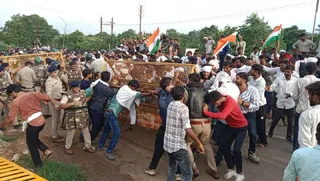 नर्मदापुरम- बैरिकैड्स को तोड़कर भोपाल की ओर बढ़े किसान।