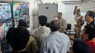 कंट्रोल रूम में मुड़िया मेले में लगे सीसीटीवी की फुटेज चेक करते डीएम सीपी सिंह।