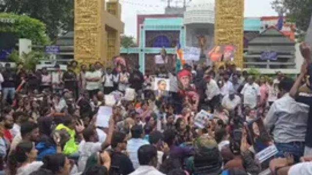 मुजफ्फरपुर में नीट प्रदर्शन: आपत्तिजनक टिप्पणी पर युवती व 9 ब्लॉगरों पर कार्रवाई, छापेमारी तेज