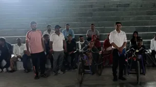 बैठक में मौजूद दिव्यांगजन।