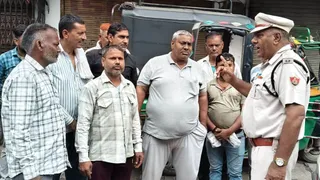 बहादुरगढ़ में ऑटो ड्राइवरों को समझाते ट्रैफिक एसएचओ सतीश कुमार। प्रवक्ता