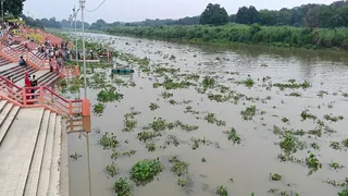 प्रतापगढ़ में सई नदी का जलस्तर बढ़ने से बेल्हा देवी धाम की पानी में डूबी सीढ़ियां। जागरण