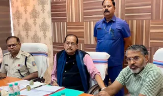 गिरिडीह में विकास और कल्याणकारी योजनाओं की समीक्षा करते वित्त मंत्री राधाकृष्ण किशोर। (फोटो जागरण)