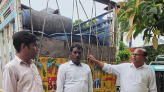 मैनपुरी में राइस ब्रान ऑयल से भरी गाड़ी को सीज करते एफएसडीए अधिकारी।